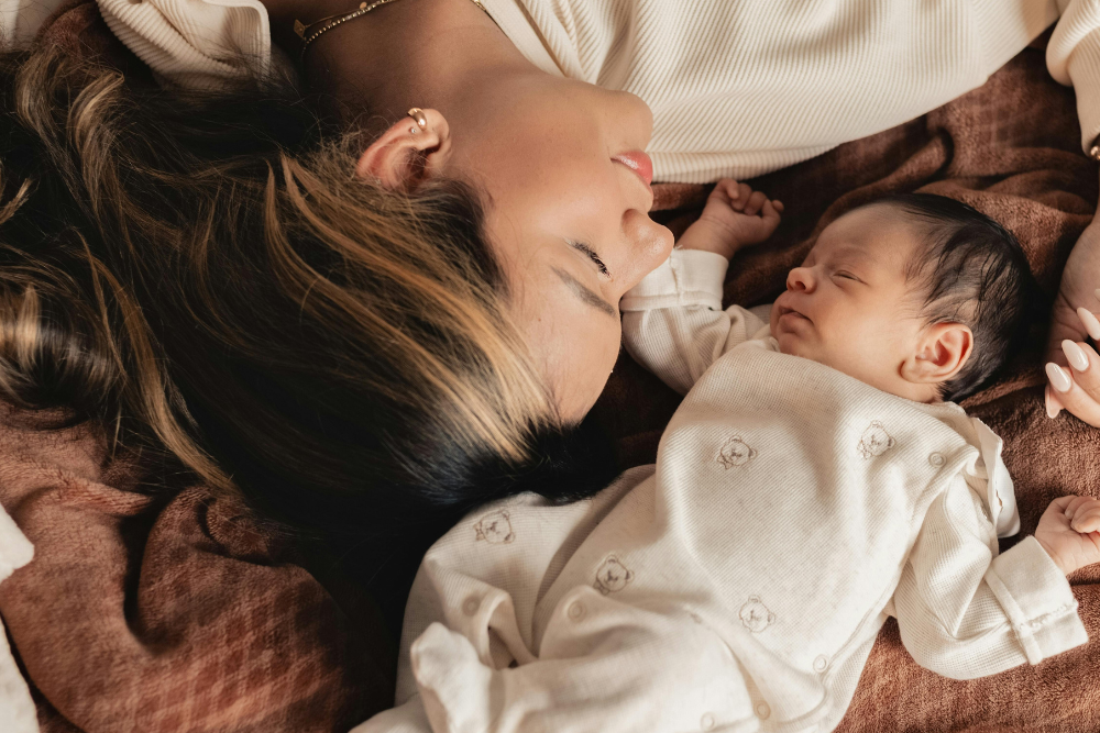 Rustig contact van een ouder met een baby in een huiselijke omgeving, symbool van zorg, veiligheid en bescherming