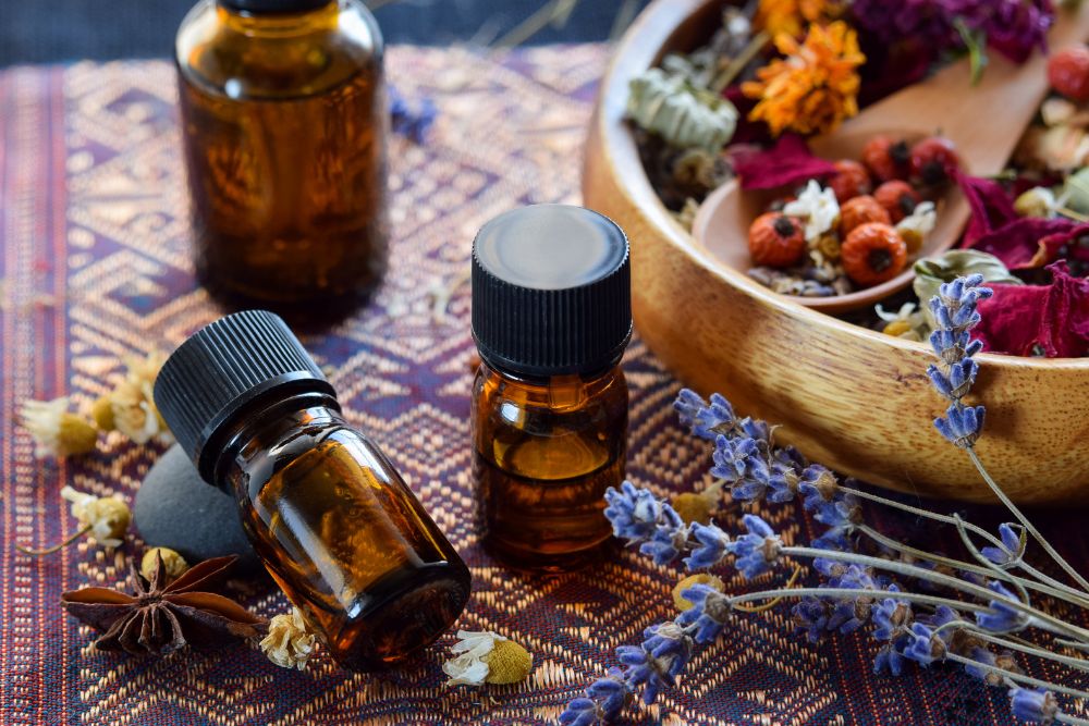 Etherische olie in een glazen flesje met natuurlijke decoraties voor aromatherapie