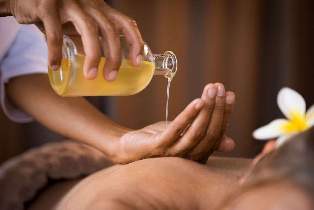 Ontspannend bad met citroenolie en kaarsen voor aromatherapie