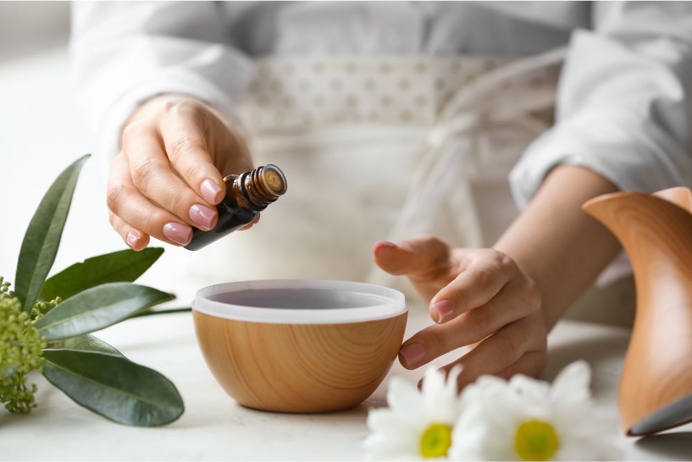 Vrouw tijdens ontspannende aromatherapie met etherische oliën