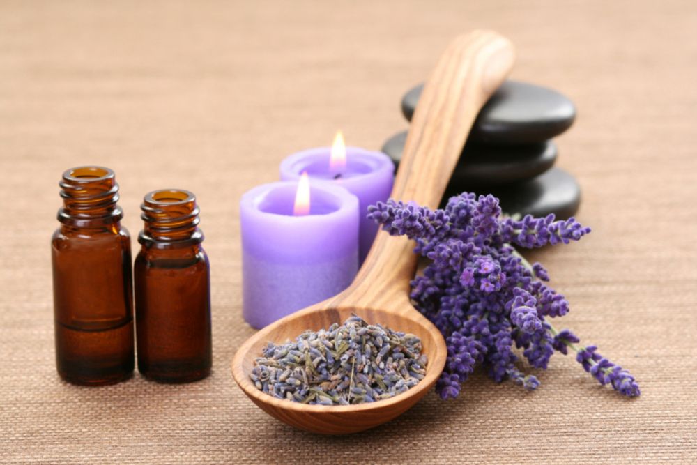 Aromatherapiemengsels van etherische oliën in schaaltjes met bloemen