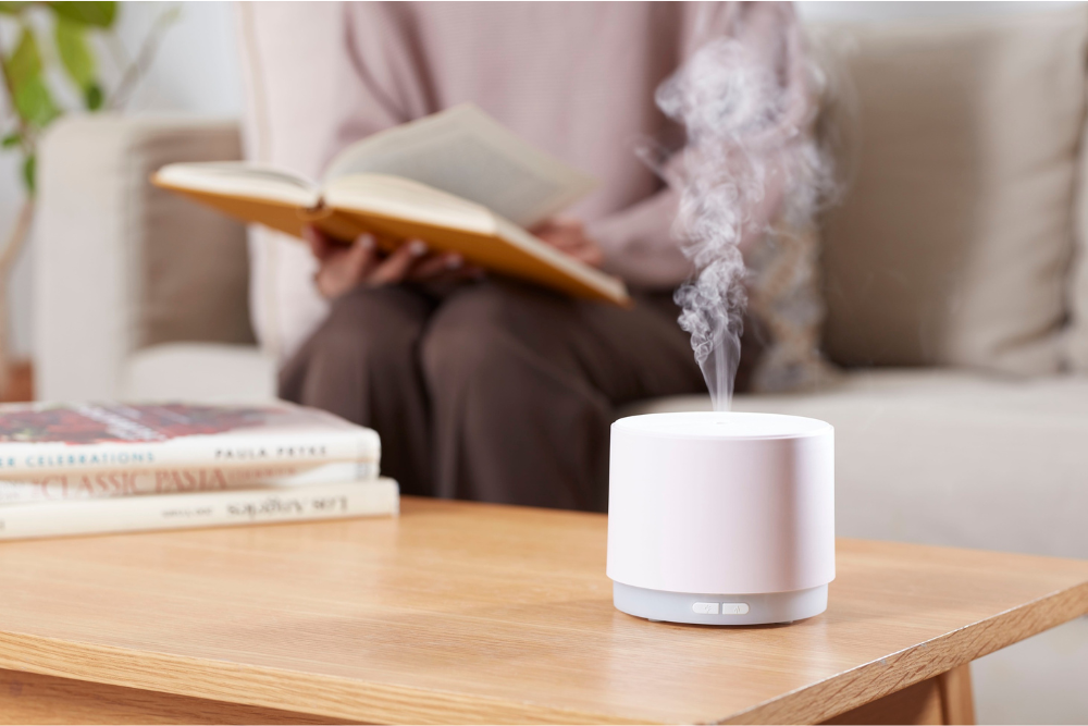 Gebruik van een diffuser met etherische olie in een rustige huiselijke omgeving – een natuurlijk ritueel voor sfeer en welzijn