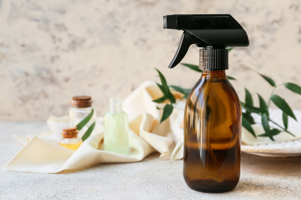 Verstuiver met natuurlijke etherische oliën en bloemen voor het maken van huisgemaakte geurmengsels.