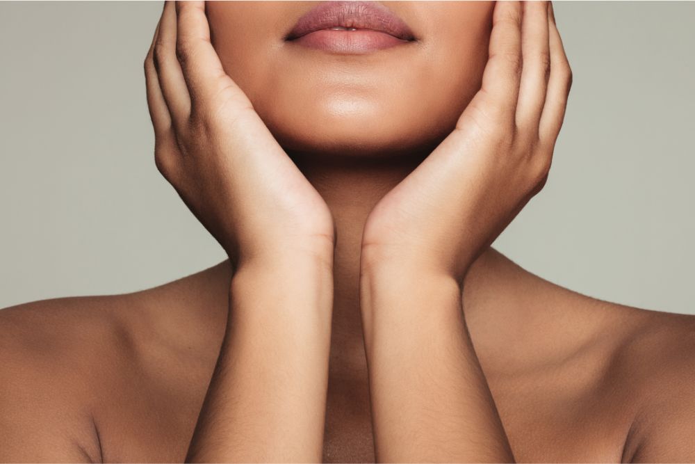 Vrouw met een zuivere huid – natuurlijke verzorging met etherische tea tree-olie.