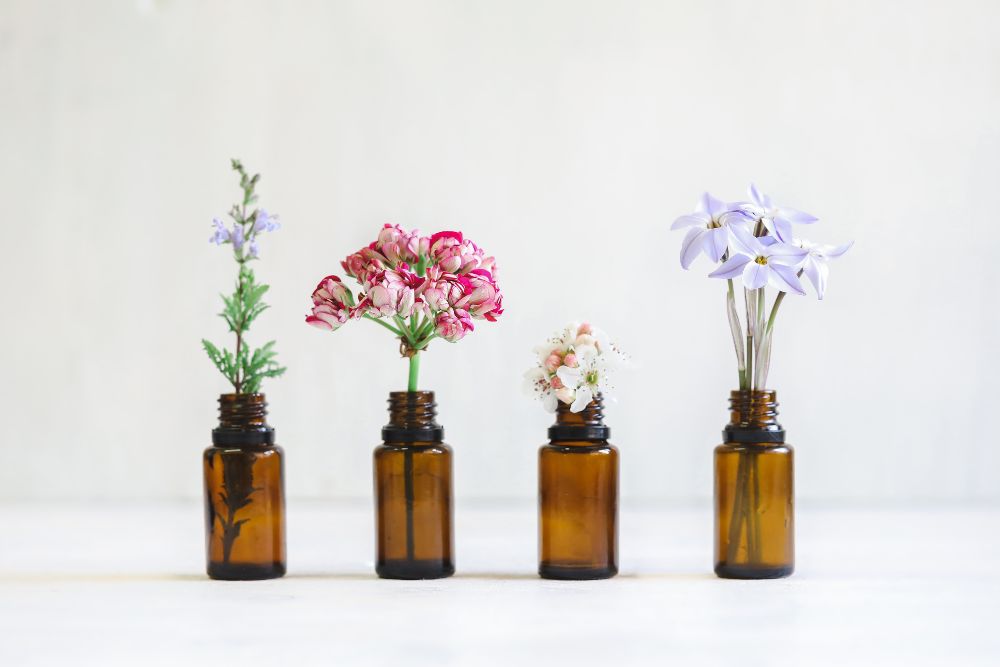 Verschillende soorten etherische oliën – lavendel-, citroen- en muntolie met verse planten