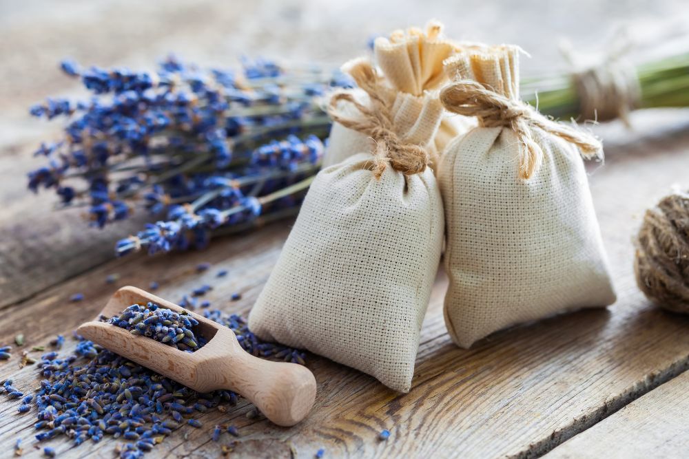 Stoffen geurzakjes met lavendel voor de kledingkast