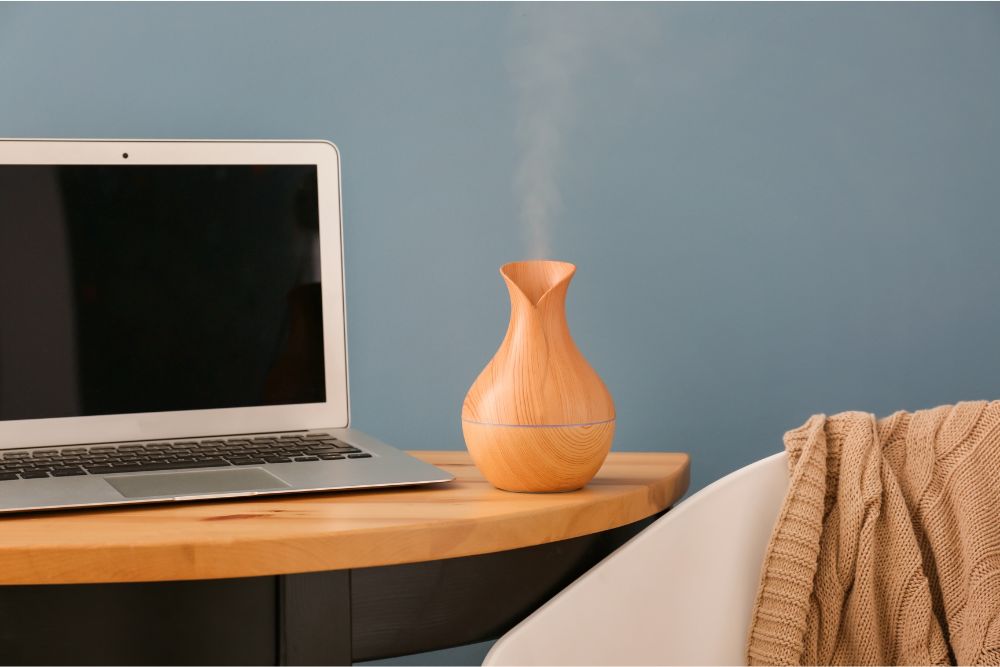 Aromadiffuser met etherische oliën voor een prettige sfeer op kantoor