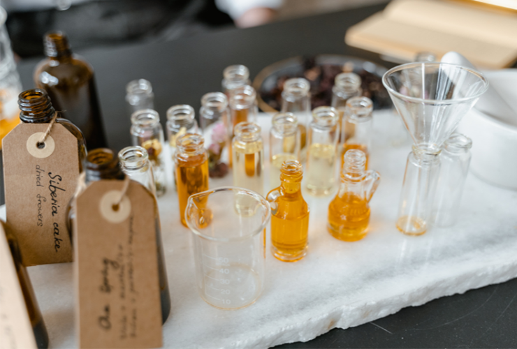 Monsters van etherische oliën in laboratoriumflesjes voor kwaliteitscontrole.