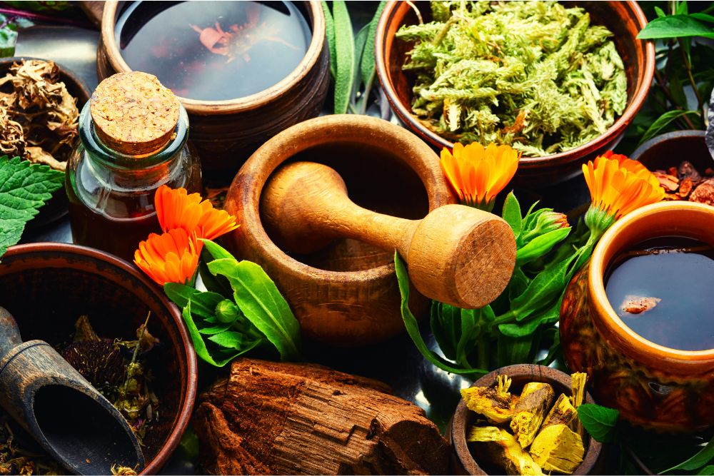 Antiek vat met geurige oliën en specerijen als verwijzing naar het historische gebruik van aromatherapie