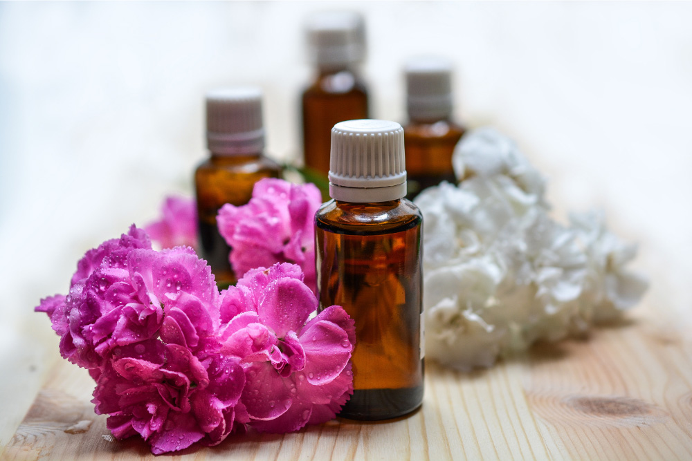 Etherische oliën en bloemen die bij aromatherapie worden gebruikt om de lucht in huis te verfrissen