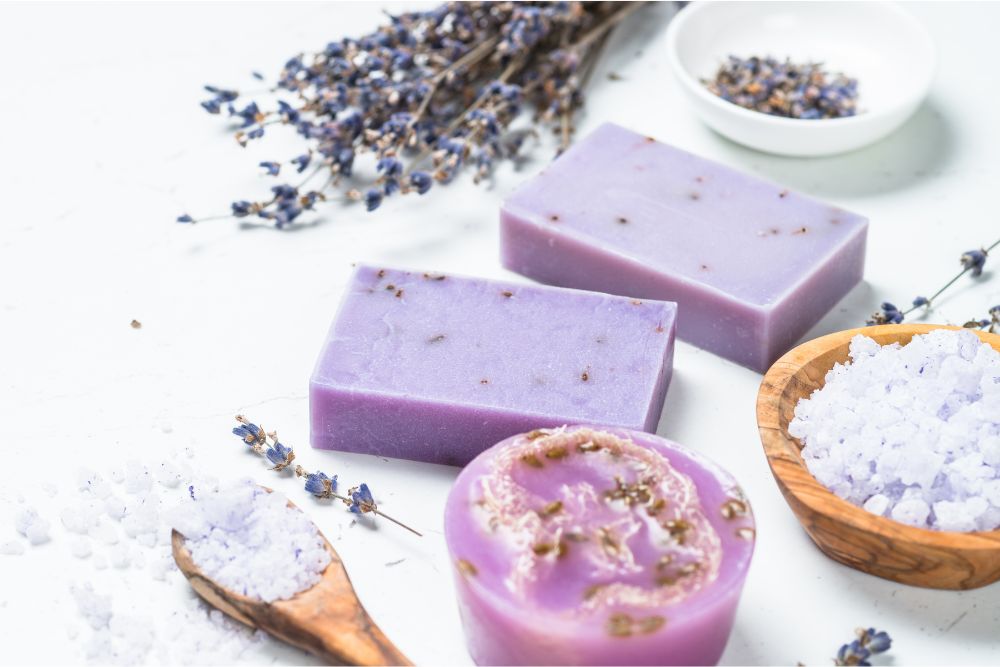 Paarse lavendelzeep en natuurlijke cosmetica met etherische olie – inspiratie voor zelfgemaakte producten.