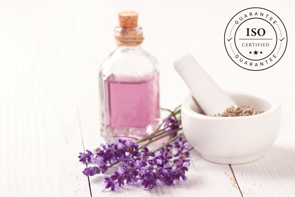 Etherische olie met lavendel en het symbool van ISO-certificering – een voorbeeld van aandacht voor kwaliteit en zuiverheid.
