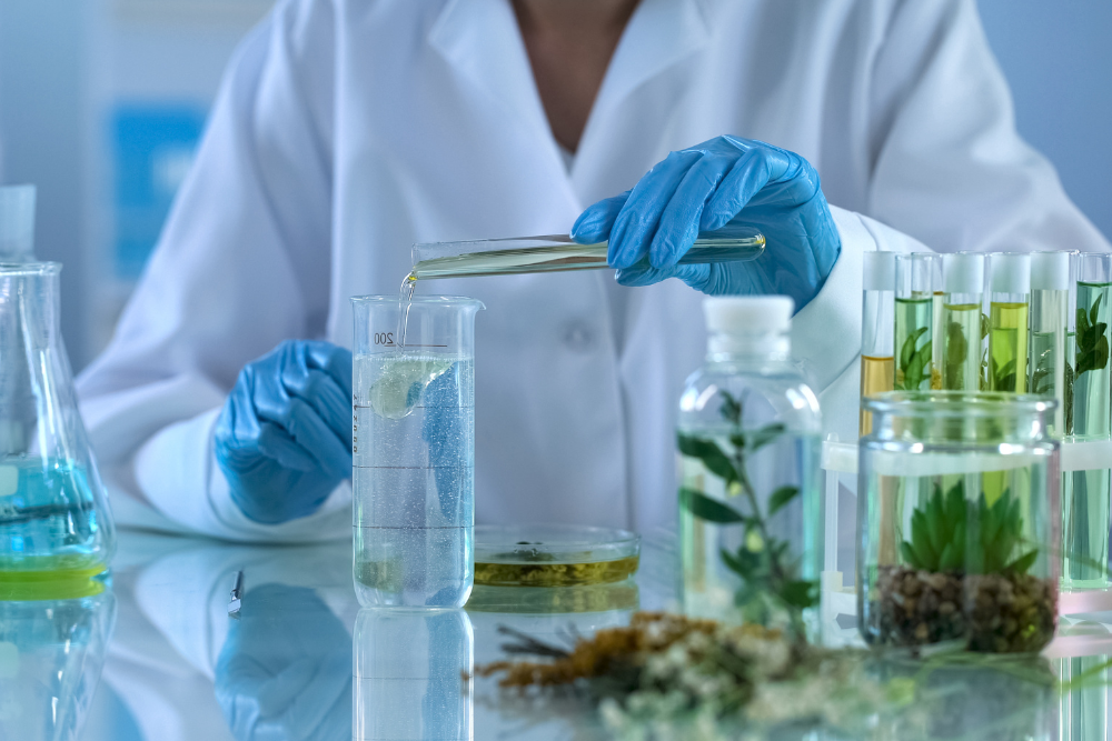 Een wetenschapster analyseert etherische oliën in het laboratorium – onderzoek naar de werking van natuurlijke stoffen en aromatherapie