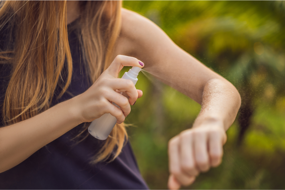 Aanbrengen van een natuurlijke spray op de huid – illustratie van een mild alternatief voor chemische middelen.