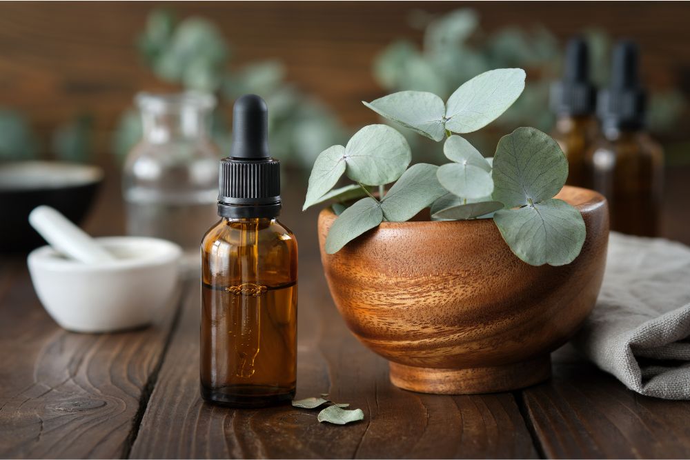 Eucalyptustakjes met een flesje eucalyptusolie voor aromatherapie