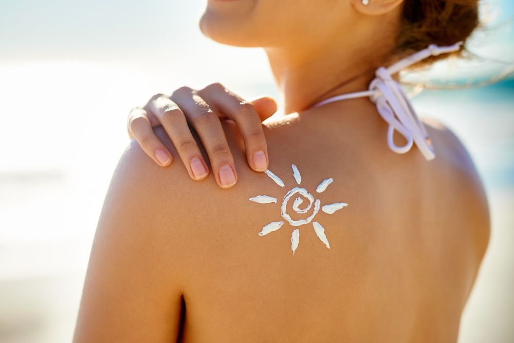 Zomerse huidverzorging op het strand