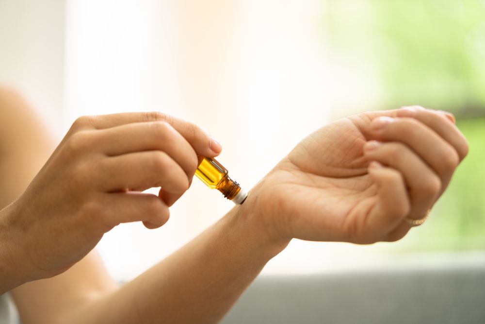 Etherische olie aanbrengen op de pols – voorbeeld van veilig gebruik van aromatherapie thuis.