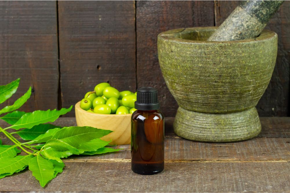 Ayurvedische etherische oliën met kruiden op een houten achtergrond