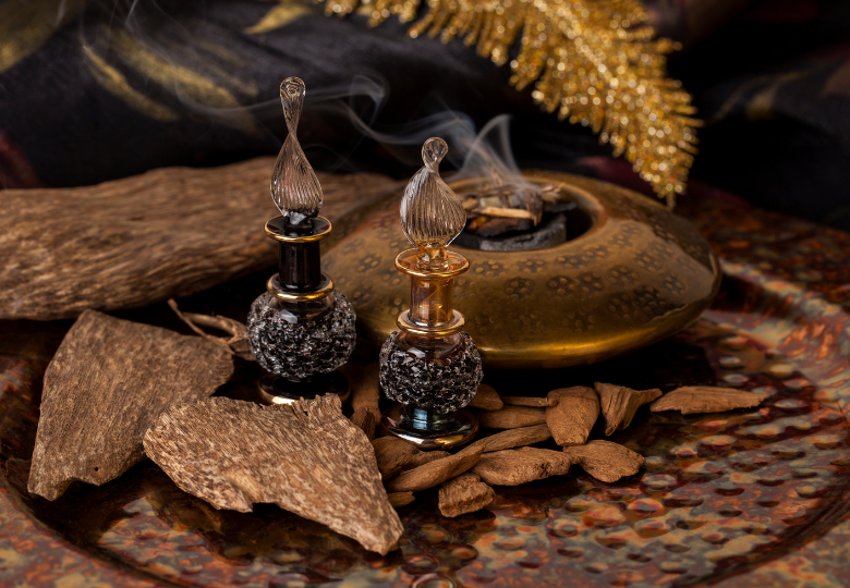 Traditionele indiaanse rituele voorwerpen met etherische oliën en kruiden op een houten tafel