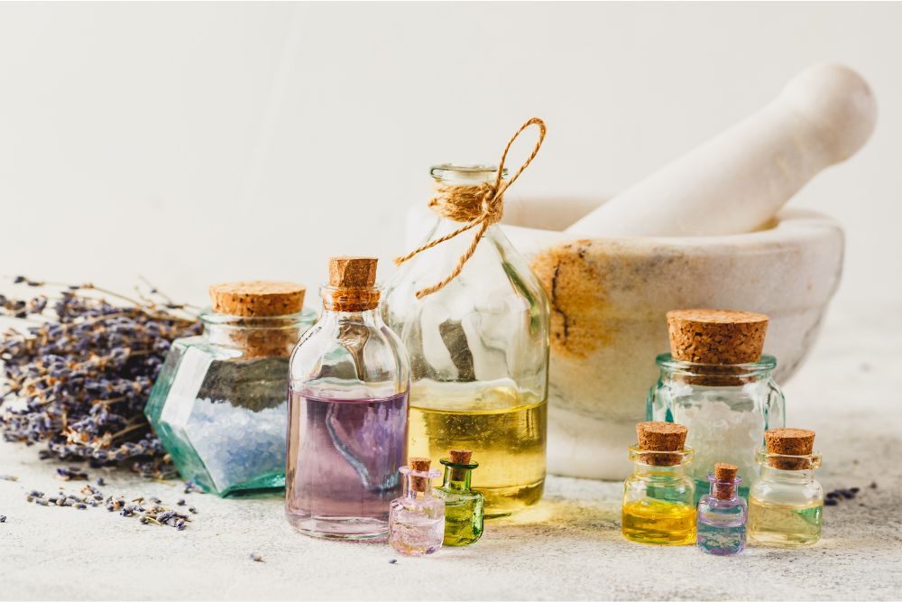 Etherische oliën met een basisolie klaar voor de massage